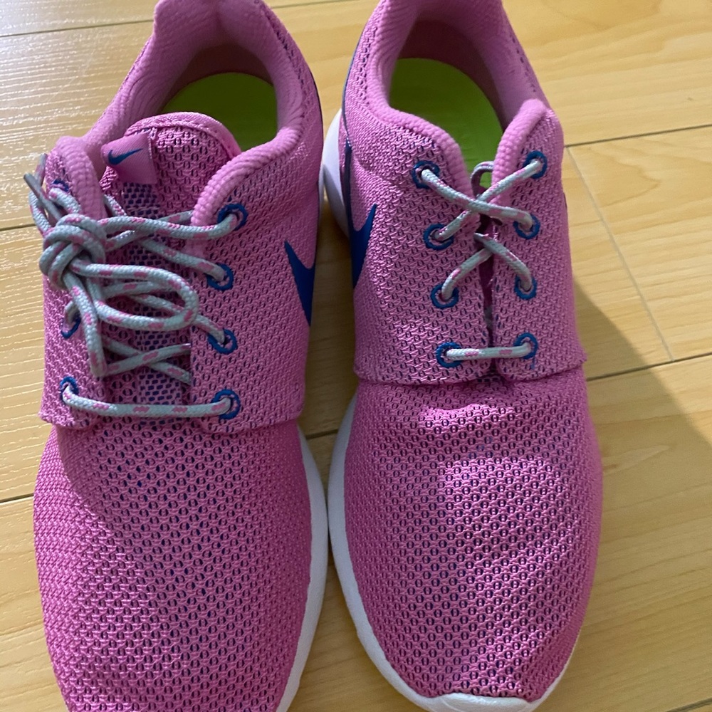 Womens 8 Nike rosherun